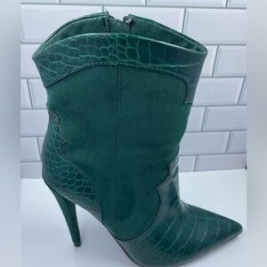 Green bootie with faux leather and suede finish. Gently worn.